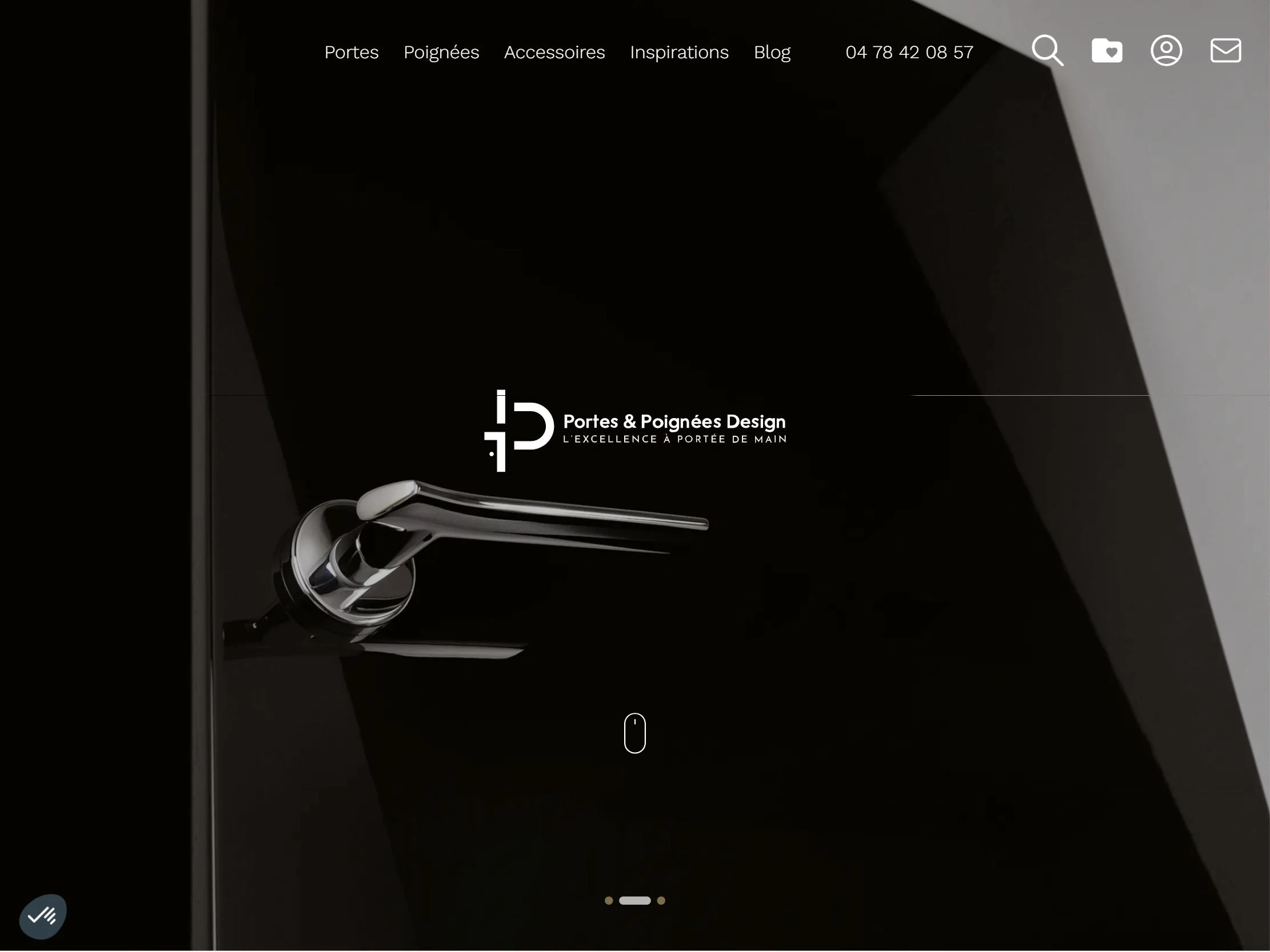 Page d’accueil du site Portes & Poignées Design : navigation, logo et visuel plein écran d’une porte noire avec sa poignée chromée